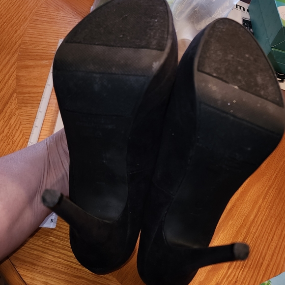 Size 8 Lauren Conrad Black Suede Heels - Picture 9 of 9
